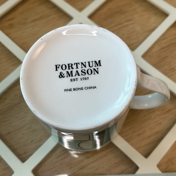 Fortnum’s Alphabet P Mug - Picture 6 of 7